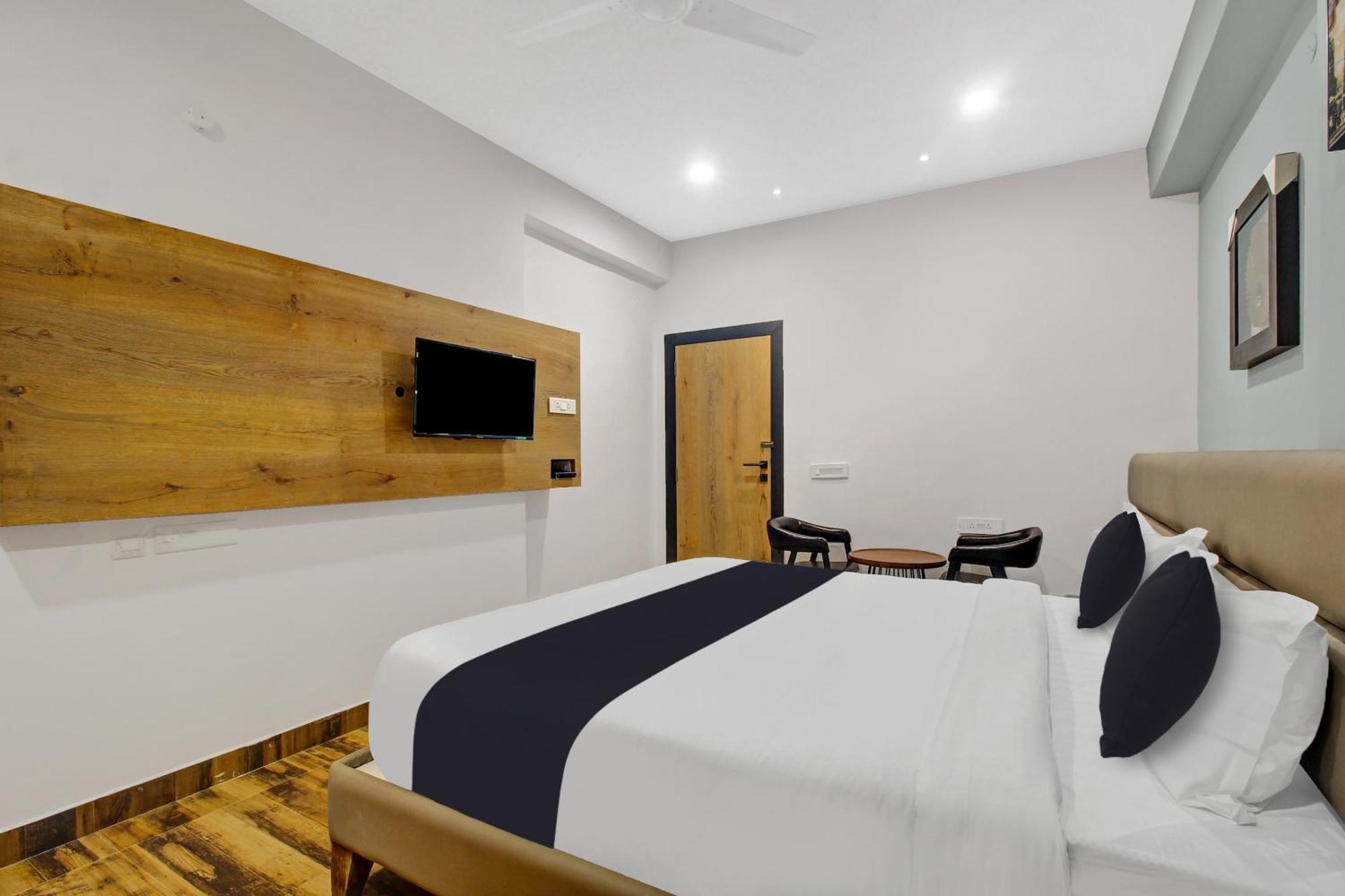 Super Townhouse Oak Hitec City Near Image Hospital Hyderabad Exteriör bild