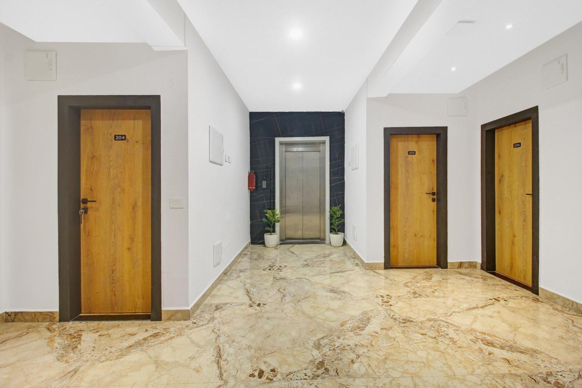 Super Townhouse Oak Hitec City Near Image Hospital Hyderabad Exteriör bild