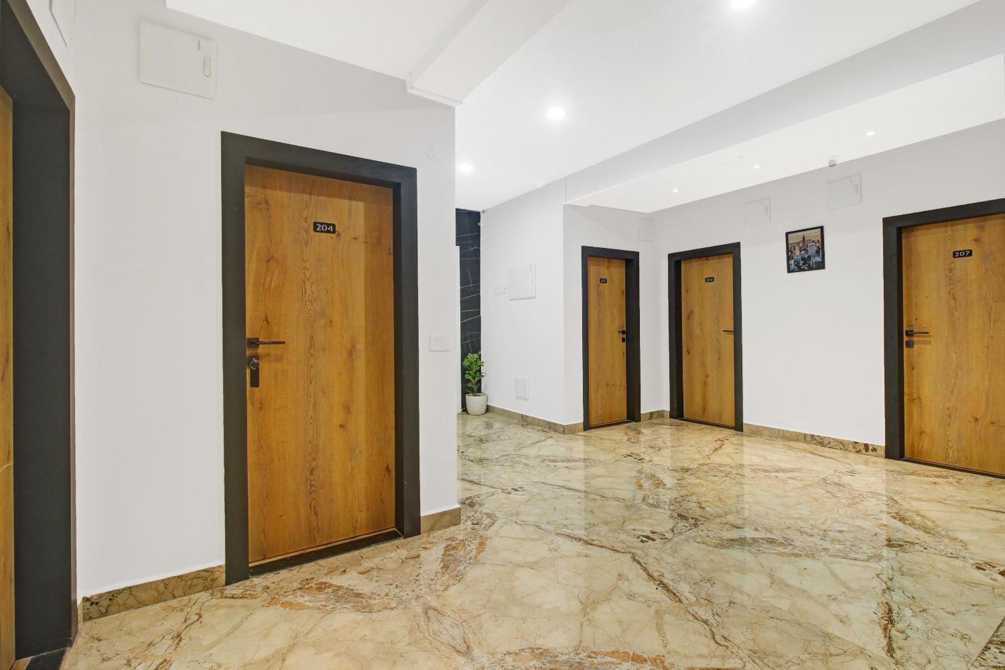 Super Townhouse Oak Hitec City Near Image Hospital Hyderabad Exteriör bild