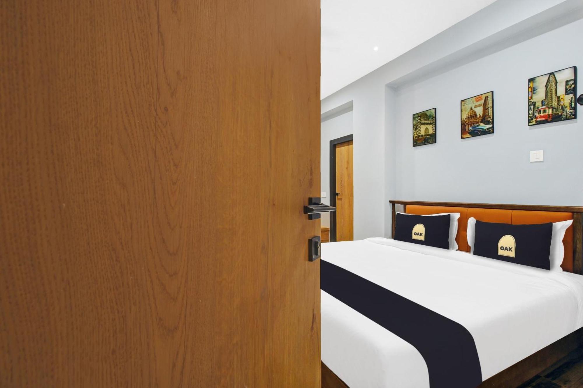 Super Townhouse Oak Hitec City Near Image Hospital Hyderabad Exteriör bild