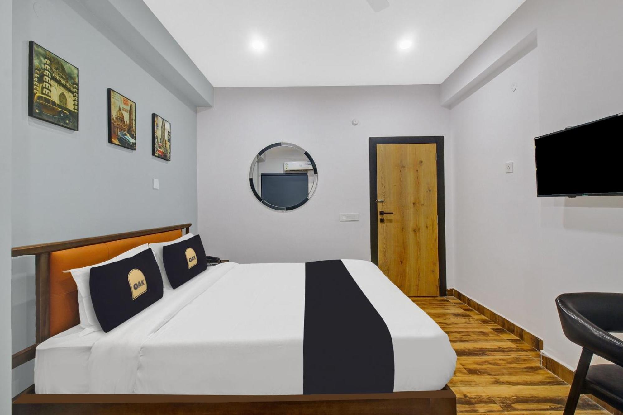 Super Townhouse Oak Hitec City Near Image Hospital Hyderabad Exteriör bild